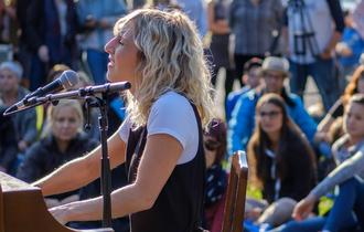 Moving and intimate sunset performance by Ingrid St-Pierre at FME