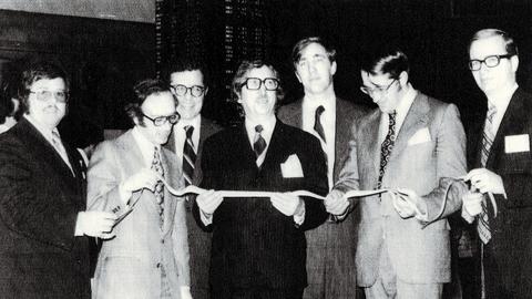 1972 – Québecor fait son entrée à la Bourse de New York et, trois mois plus tard, à celle de Montréal. Ce nouveau capital lui permet de multiplier les acquisitions. De 1985 à 1990, Québecor acquiert une soixantaine d’entreprises. 
