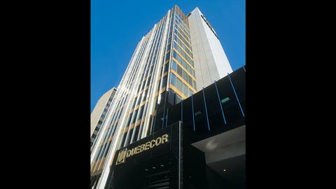 1988 – Quebecor moves its head office to 612 Saint-Jacques Street in Montréal, in the heart of the financial district.