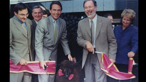 1997 − Québecor fait son entrée dans le monde du petit écran en prenant le contrôle de Télévision Quatre Saisons. Grâce à Pierre Péladeau, TQS devient une télévision populaire surnommée le mouton noir de la télé. Afin de respecter la réglementation, l’entreprise vendra la chaîne à la suite de l’acquisition du Groupe TVA en 2000. 